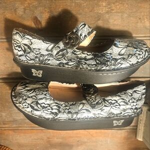 LIKE NEW ALEGRIA MARYJANE WEDGES.BIG FLOWER BUTTON.BLK&WHT DESIGN.SQUARE TOE